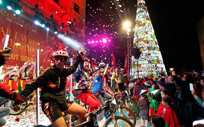 Велосипедисты крутят педали, чтобы зажечь огромную елку в Бейруте